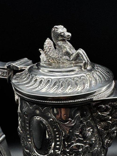 The knob on the lids in the shape of a sea horse &Two Fish, Antiek en Kunst, Antiek | Meubels | Tafels