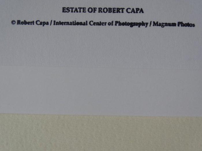 Robert Capa (1913–1954) - US troops assault Omaha Beach, Antiek en Kunst, Kunst | Designobjecten