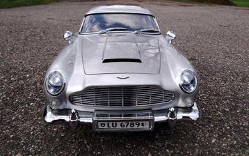 James Bond - The Iconic Aston Martin DB5 - Model Car - 1:8 -, Nieuw