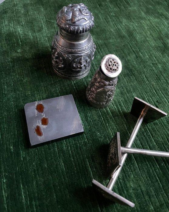 4 delen, 2 meshouders, flesje en pepermolen in Oosters, Antiek en Kunst, Kunst | Niet-Westerse kunst