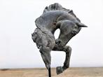 Sculpture, Paard op voetstuk - 43 cm - Polystone / Résine