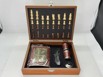Veiling - Mini schaakbord met flask en flessenopener beschikbaar voor biedingen