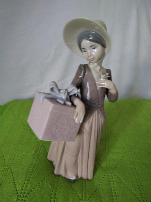 Lladró - Miniatuur figuur - Ragazza con regalo - Porselein, Antiek en Kunst, Antiek | Glaswerk en Kristal