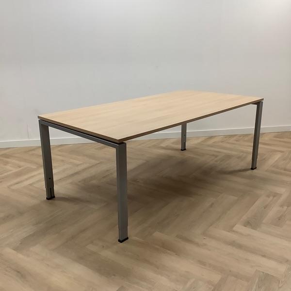 Vario verstelbaar bureau / tafel, (bxd) 200x100 cm, Licht, Huis en Inrichting, Bureaus, Bureau, Gebruikt, In hoogte verstelbaar