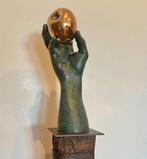 Lorenzo Quinn (1966) - sculptuur, El oro no se come - 48 cm