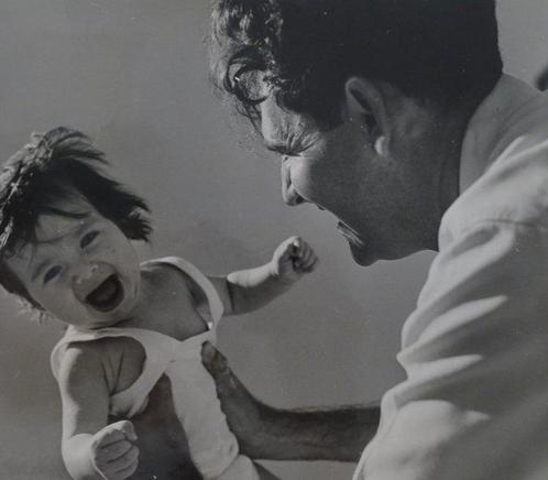 Robert Capa - Man and baby, Antiquités & Art, Art | Peinture | Moderne