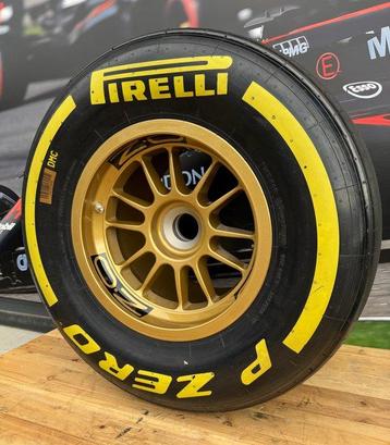 Pneu complet sur la roue - Formule 1 - Pirelli - O.Z *** NO beschikbaar voor biedingen