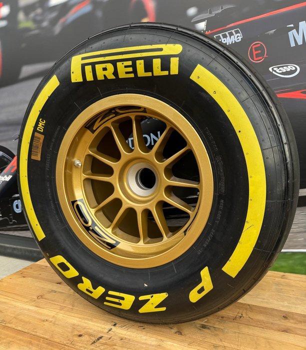Pneu complet sur la roue - Formule 1 - Pirelli - O.Z *** NO, Verzamelen, Automerken, Motoren en Formule 1