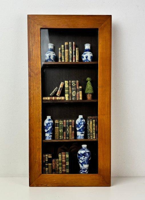 Vitrinelijst- Vintage vitrinekast met miniaturen, porselein, Antiek en Kunst, Curiosa en Brocante