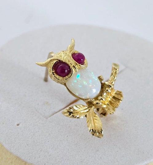 Broche - 18 karaat Geel goud - Opaal & robijnen, Handtassen en Accessoires, Antieke sieraden