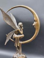 Grande fée en bronze sur la lune - Fait main - Bronze,, Antiquités & Art, Curiosités & Brocante
