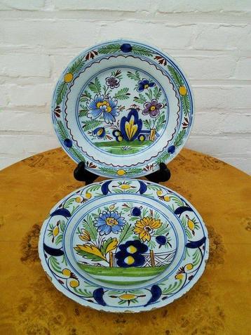 Delft, Plateelbakkerij - Polychroom Delftse schotels met