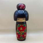 Japanse creatieve Kokeshi-pop met camelia-motief door Izumi