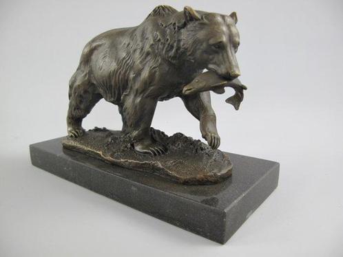 Beeld, Milo - Grote beer met zalm - 2kg - 20 cm - Brons, Antiek en Kunst, Curiosa en Brocante