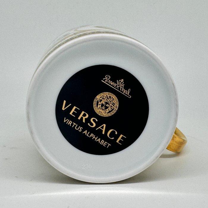 Rosenthal - Versace - Mok - Virtus alfabet beker met hengel, Antiek en Kunst, Antiek | Glaswerk en Kristal