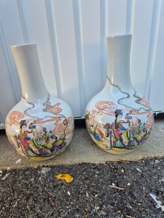 Paren Chinese vazen in polychroom geëmailleerd porselein,, Antiek en Kunst, Antiek | Overige Antiek