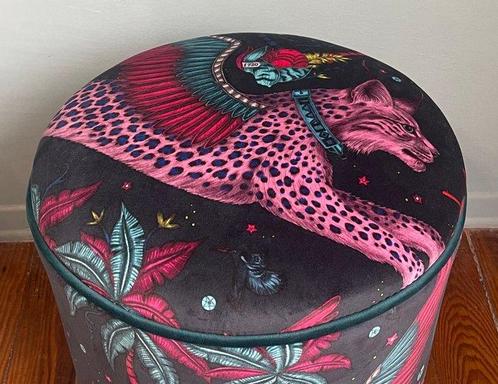 Poef - Fluweel - Clarke&Clarke stof, Antiek en Kunst, Kunst | Designobjecten