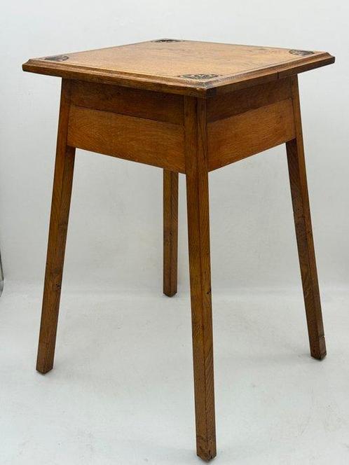 Bijzettafel - schuinlopende pootjes - Walnoot - Bijzettafel, Antiek en Kunst, Kunst | Designobjecten