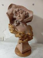 Buste, Donna col cappello - 61 cm - Aardewerk, Antiek en Kunst