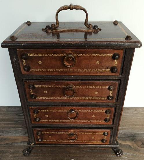 Boîte à bijoux - Commode recouverte de cuir et pattes de, Antiek en Kunst, Curiosa en Brocante