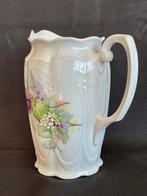 Grote melkkan met weelderig decor kleurige lente bloemen