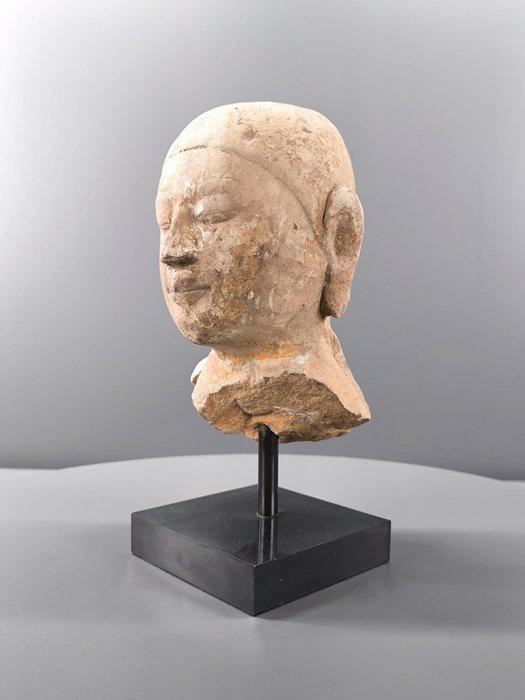 Heidense periode Een hoofd van Birmaans zandsteen - 21.5 cm, Verzamelen, Mineralen en Fossielen