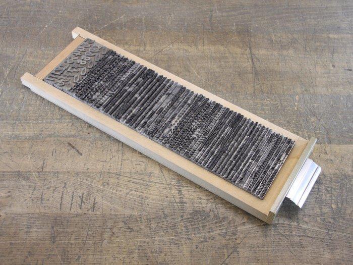 Drukblokken - een letterbak met 2 volledige alfabetten 20 en, Antiquités & Art, Antiquités | Assiettes décoratives & Carrelages