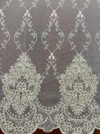 Paar gordijnen van Franse tule volledig met de hand