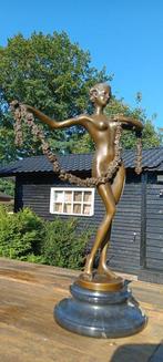 sculptuur, bronzen beeld jonge vrouw dansend met een bloem