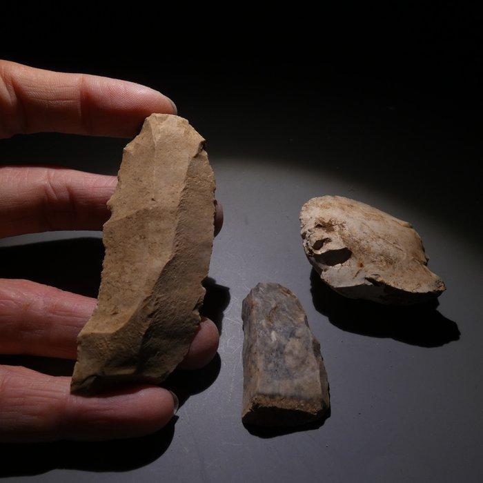 Néolithique 3 silex. 8,5 cm de long. Couteau - 5000 av., Antiek en Kunst, Antiek | Overige Antiek