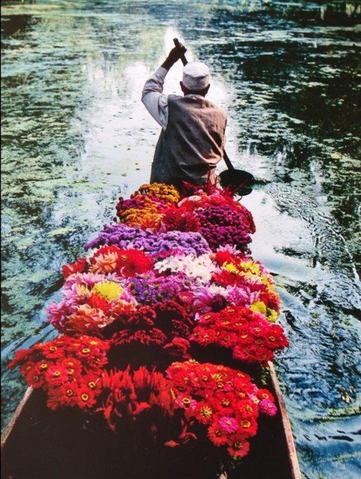 Steve McCurry (1950–) - Venditore di fiori. Lago Dal,, Antiek en Kunst, Kunst | Designobjecten