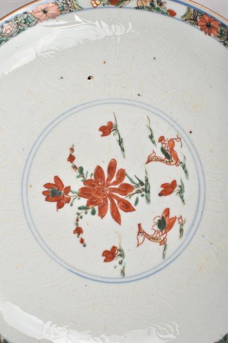 Bord - A CHINESE FAMILLE VERTE DISH WITH ANHUA DECORATION, Antiek en Kunst, Antiek | Overige Antiek