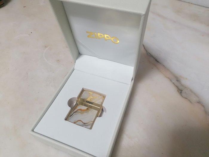 Zippo, Zippo 2025 Collector’s Edition – Gold-Plated Frame, Verzamelen, Rookartikelen, Aanstekers en Luciferdoosjes