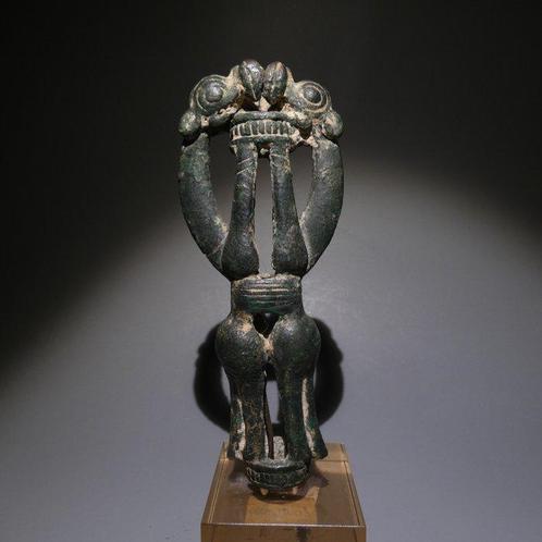 Âge du bronze Bronze Etendard avec deux chèvres. 12,5 cm H., Verzamelen, Mineralen en Fossielen