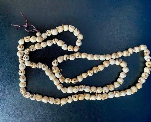 Necklace with carved scull shaped beads - Been - India -, Antiek en Kunst, Kunst | Niet-Westerse kunst