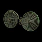 Bronstijd Dubbele spiraal broche / fibula, Antiek en Kunst