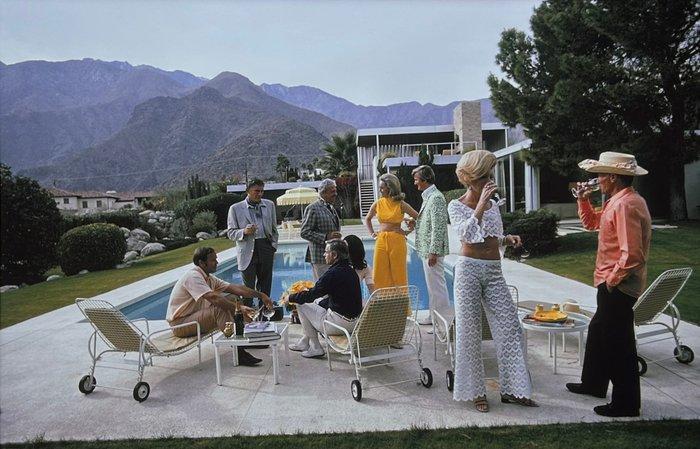 Slim Aarons (1916–2006) - Desert House Party - Poolside, Antiquités & Art, Art | Objets design