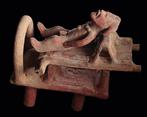 Veracruz-keramiek verhoogd bed met een liggende figuur -
