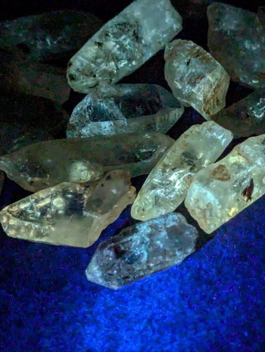 123,4 ct - 16x Petroleum Quartz Crystal Fluorescent, met, Verzamelen, Mineralen en Fossielen