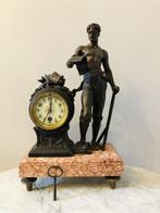 Horloge de cheminée avec personnage -   Marbre, Régule -, Antiquités & Art