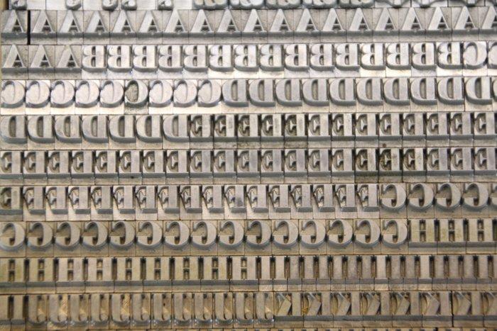 Drukblokken - een letterbak met een volledig alfabet 20 punt, Antiek en Kunst, Antiek | Wandborden en Tegels