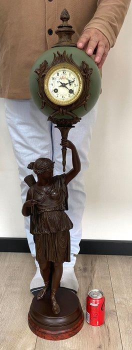 XXL Sculptuur Diana Jachtgodin met Bol Klok - zinklegering, Antiek en Kunst, Antiek | Klokken