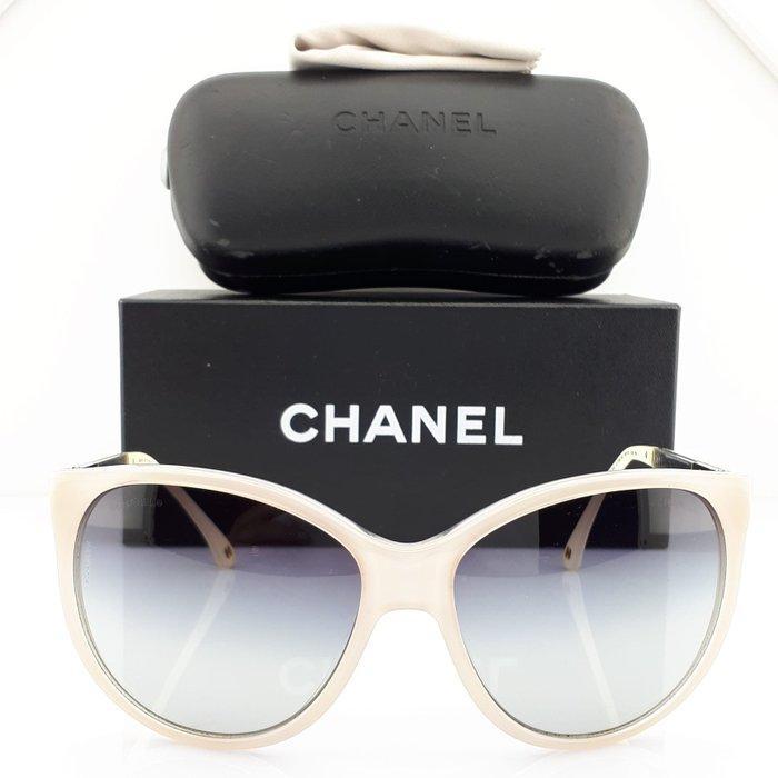 Chanel - Collection Miroir Wayfarer Oversized White with, Handtassen en Accessoires, Zonnebrillen en Brillen | Dames