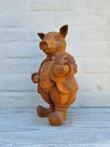 Pig with costume - IJzer (gegoten/gesmeed)