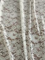 Magnifique tissu en dentelle florale avec des bords en