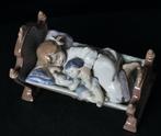 Lladró, 5717 - Francisco Polope - Beeld, Girl in cradle