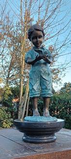 sculptuur, Gepatineerd Brons tuinbeeld van een kleine jongen