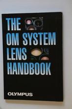 Olympus - The Olympus OM System lens handboek - 1985, Audio, Tv en Foto, Fotocamera's Analoog, Nieuw