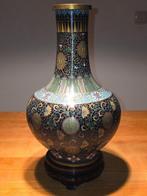 Vase chinois en cloisonné émaillé finement travaillé,