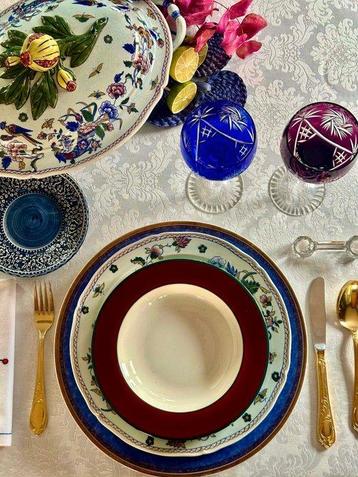 Wit damast tafelkleed voor grote tafels, bloemendamast. -